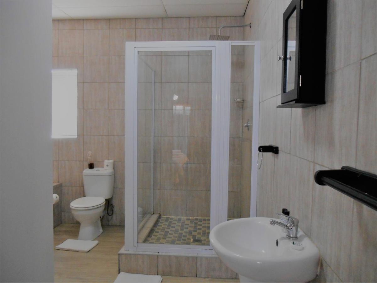 Oakwood Lodge Bloemfontein Exterior foto A shower cubicle