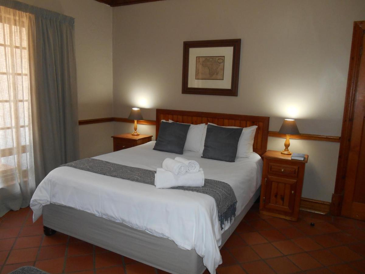 Oakwood Lodge Bloemfontein Exterior foto A bedroom at the hotel
