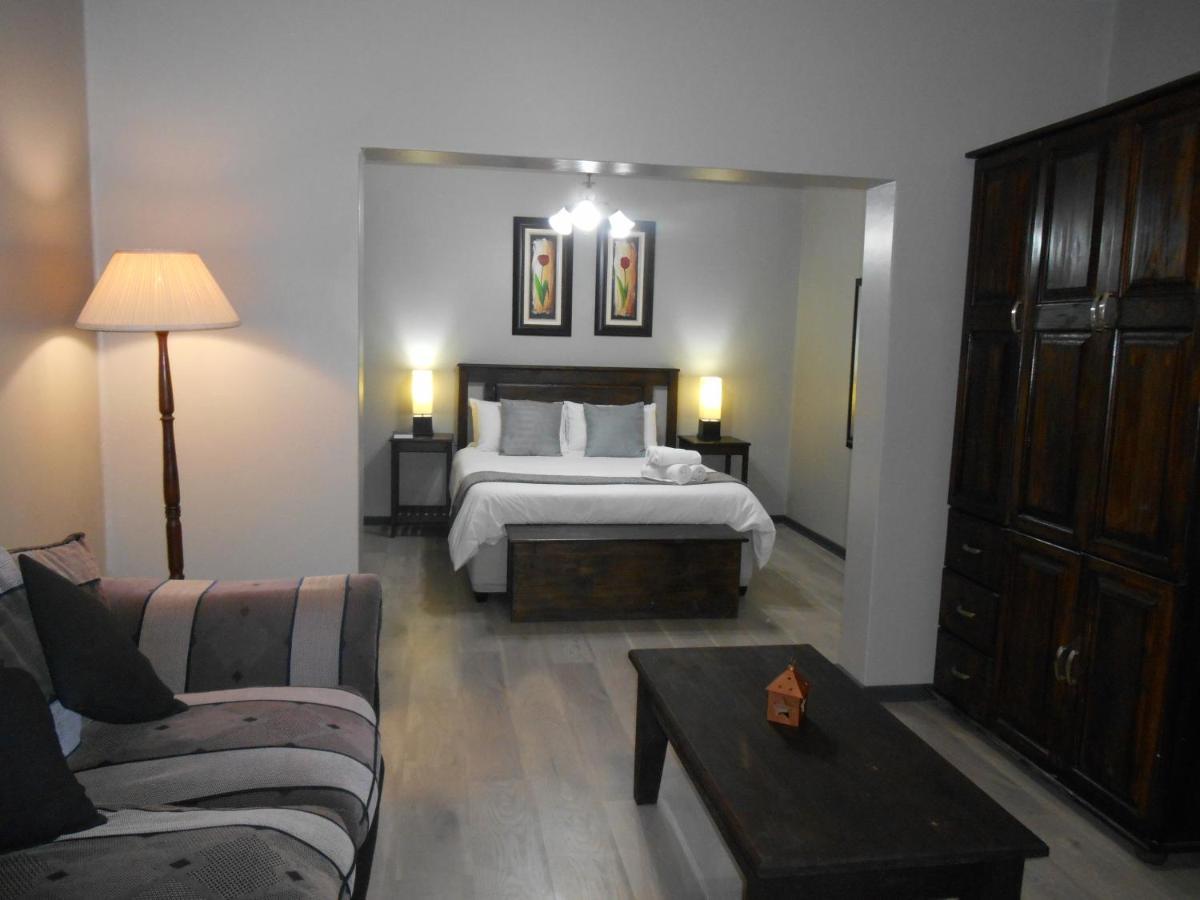 Oakwood Lodge Bloemfontein Exterior foto A bedroom in a hotel