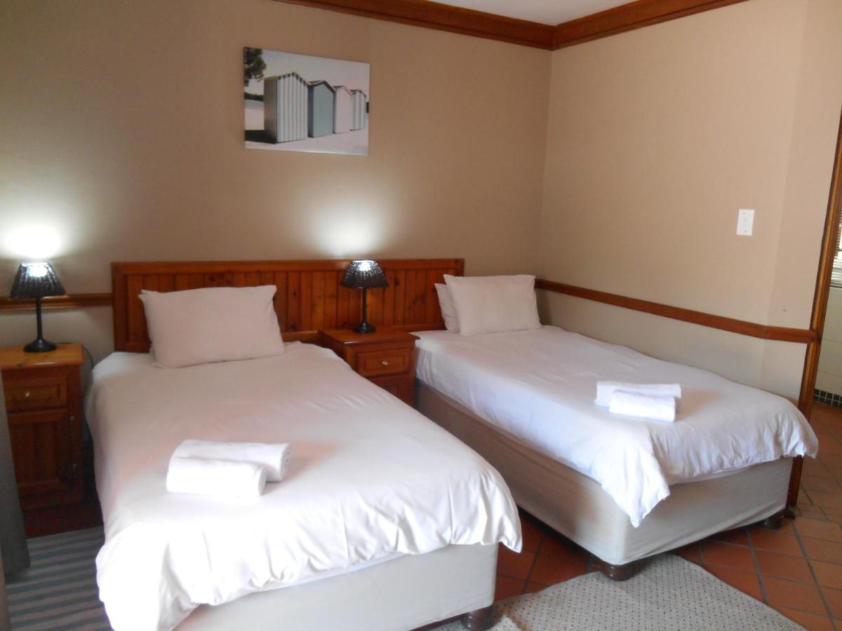 Oakwood Lodge Bloemfontein Exterior foto A room at the Protea Hotel, Windhoek