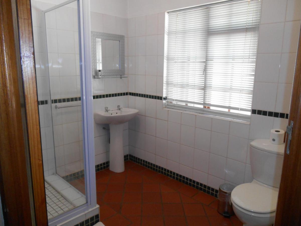 Oakwood Lodge Bloemfontein Exterior foto Bathroom