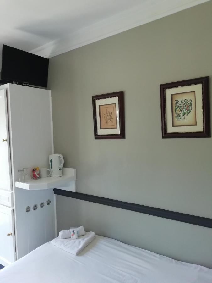 Oakwood Lodge Bloemfontein Exterior foto A typical room at the hospital