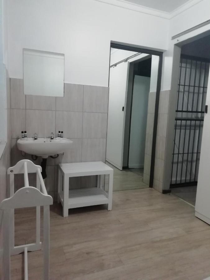 Oakwood Lodge Bloemfontein Exterior foto A cell at the prison