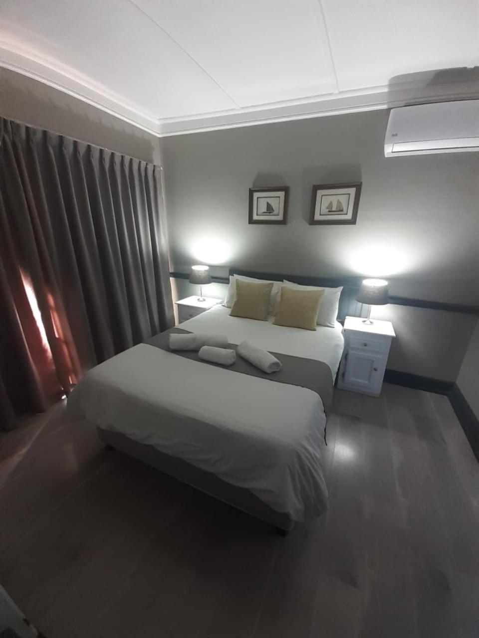 Oakwood Lodge Bloemfontein Exterior foto A bedroom at the hotel