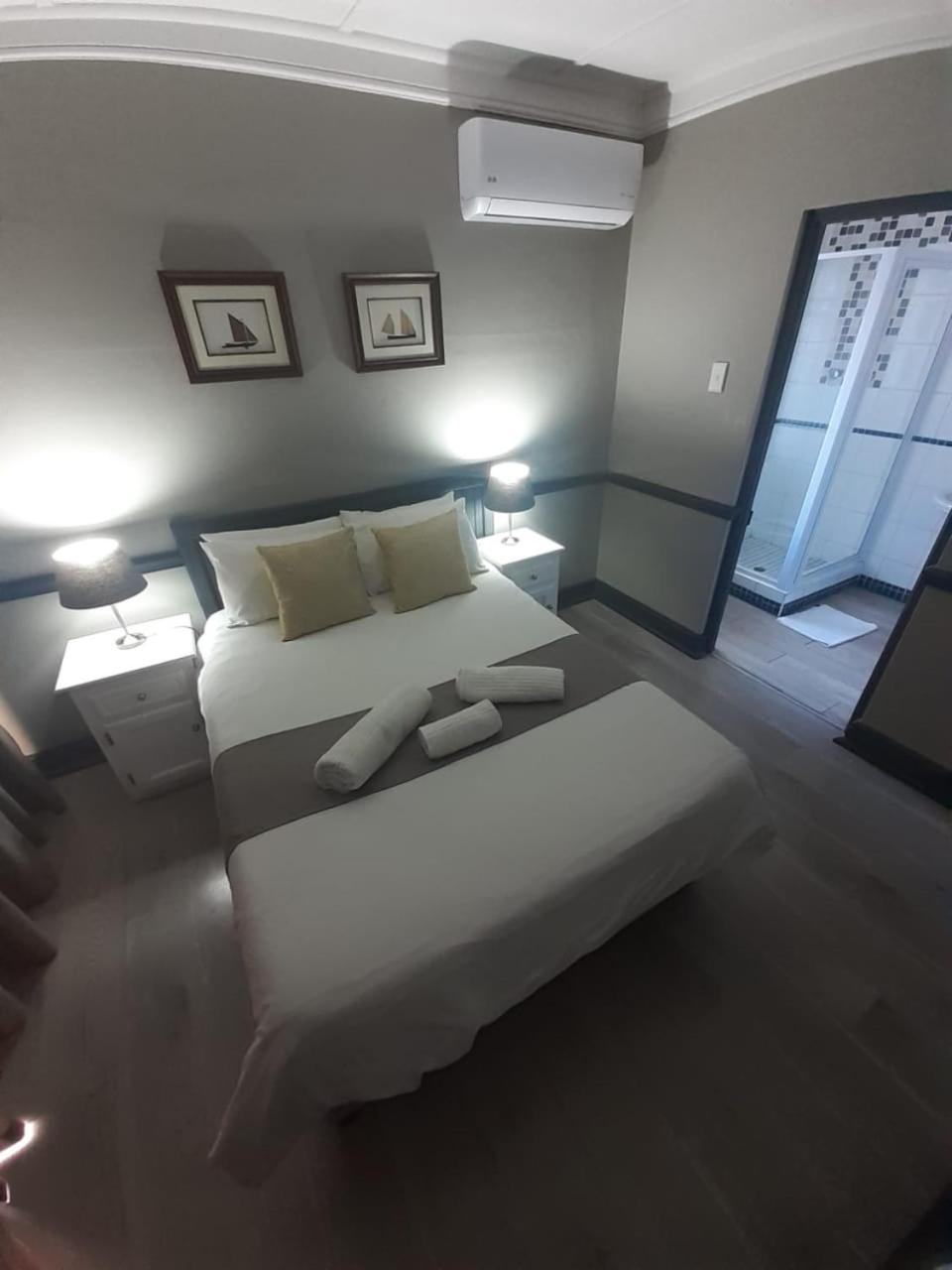 Oakwood Lodge Bloemfontein Exterior foto A room at the hotel