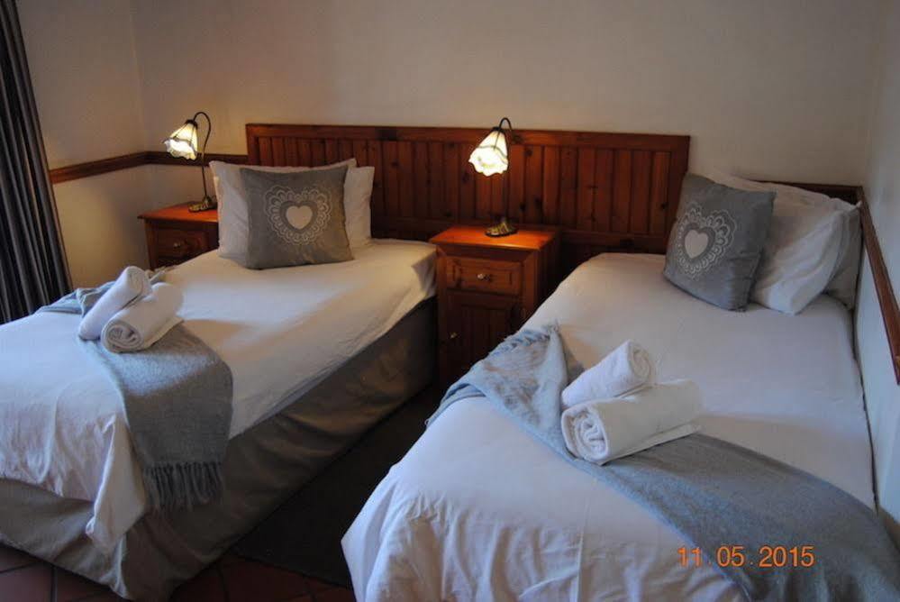 Oakwood Lodge Bloemfontein Exterior foto A room at the hotel