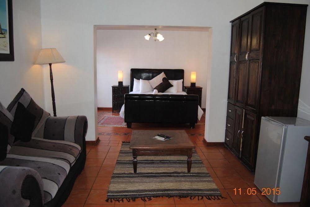 Oakwood Lodge Bloemfontein Exterior foto A bedroom in a guest house in South Africa