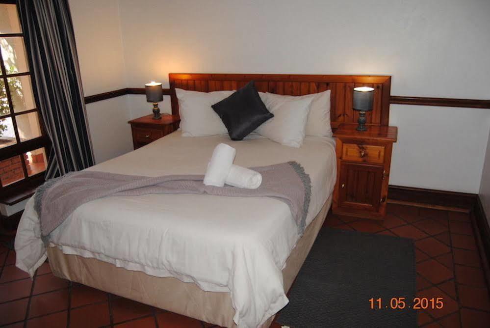 Oakwood Lodge Bloemfontein Exterior foto A bedroom at the hotel
