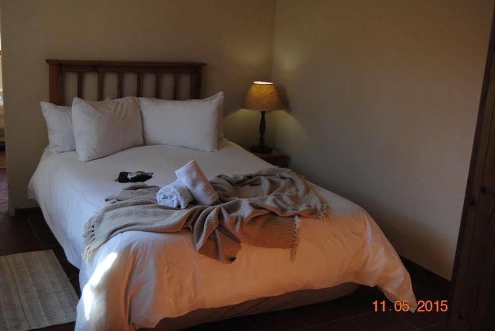 Oakwood Lodge Bloemfontein Exterior foto A bedroom at the hotel