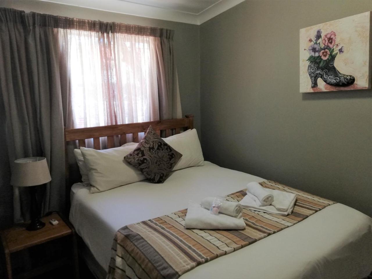 Oakwood Lodge Bloemfontein Exterior foto A bedroom at the hotel